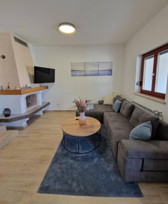 Villa Castanea - Kuca Za Odmor S Bazenom Kukci Exterior foto